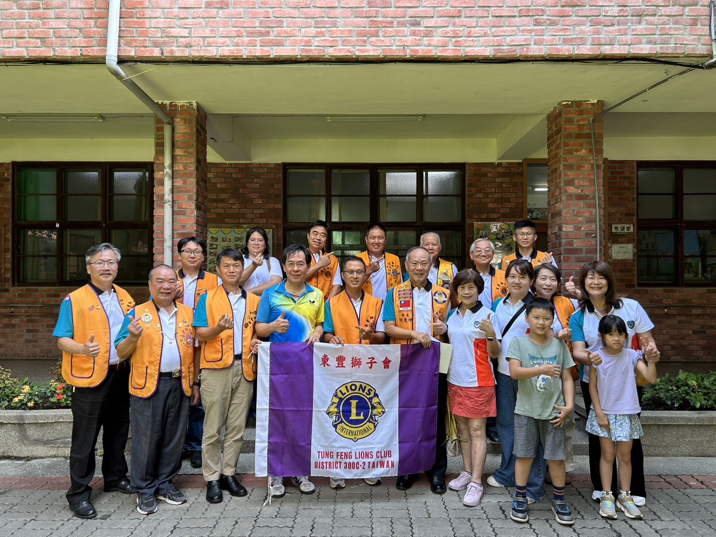 七月十八日本會曾會長興廷率獅友拜訪台中市育嬰院并由何前會長慶坤贊助社服金新台幣貳萬元正。